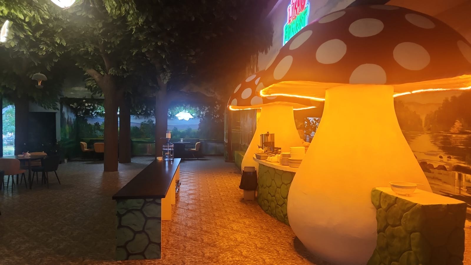 Parlayan göbələk piştaxtaları olan kafe
