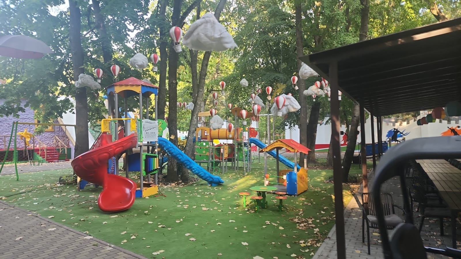 Meşə kölgəsində uzun masa